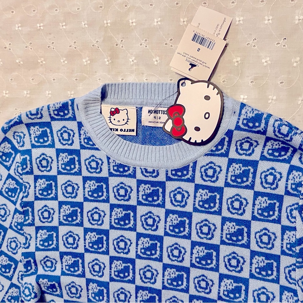 🟢NWT HELLO KITTY Long Sleeved Short Sweater💙🤩😺 - Picture 2 of 6